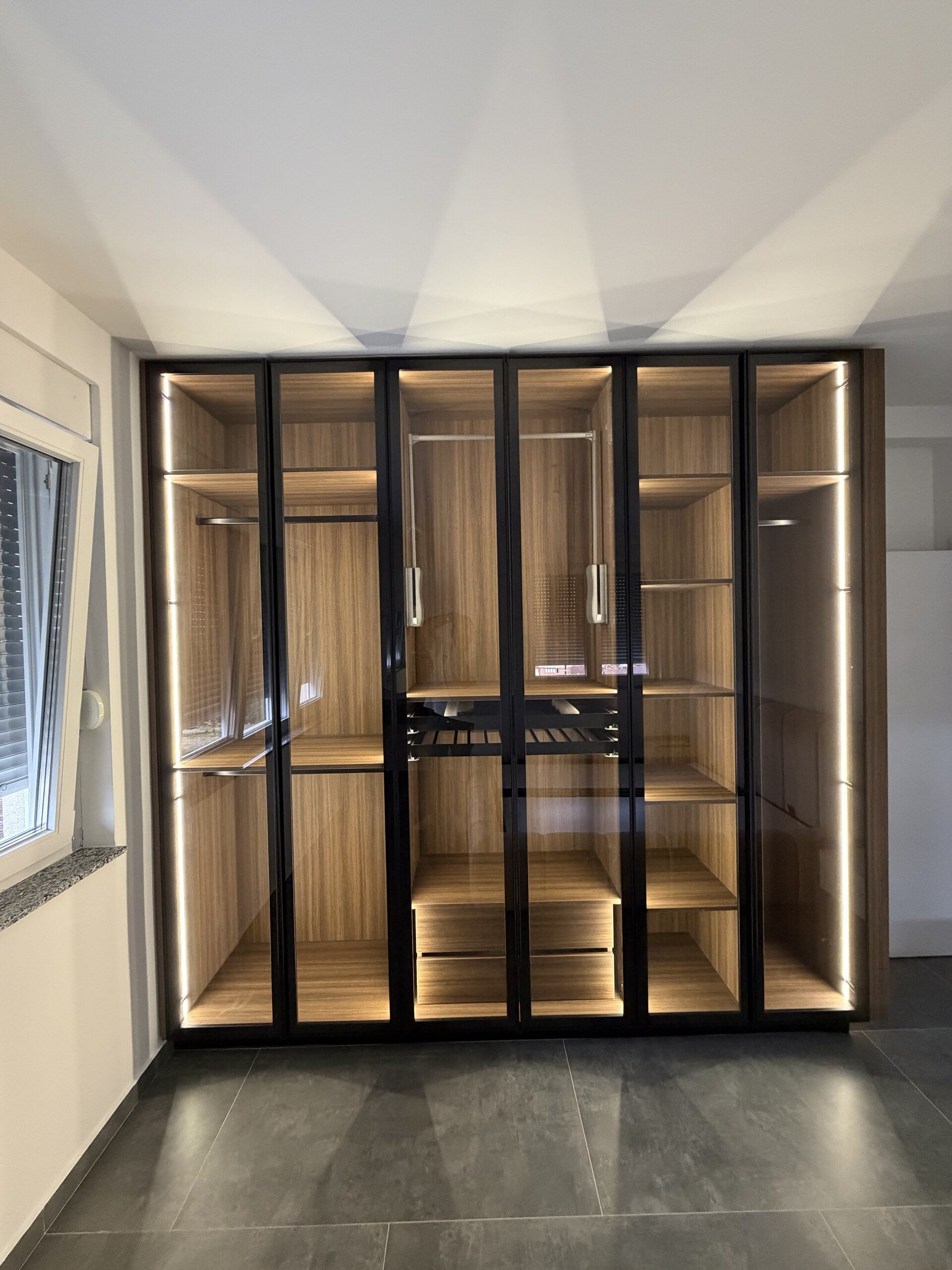 Montim garderobe me dyer qelqi dhe ndriçim LED — Defrim-Design