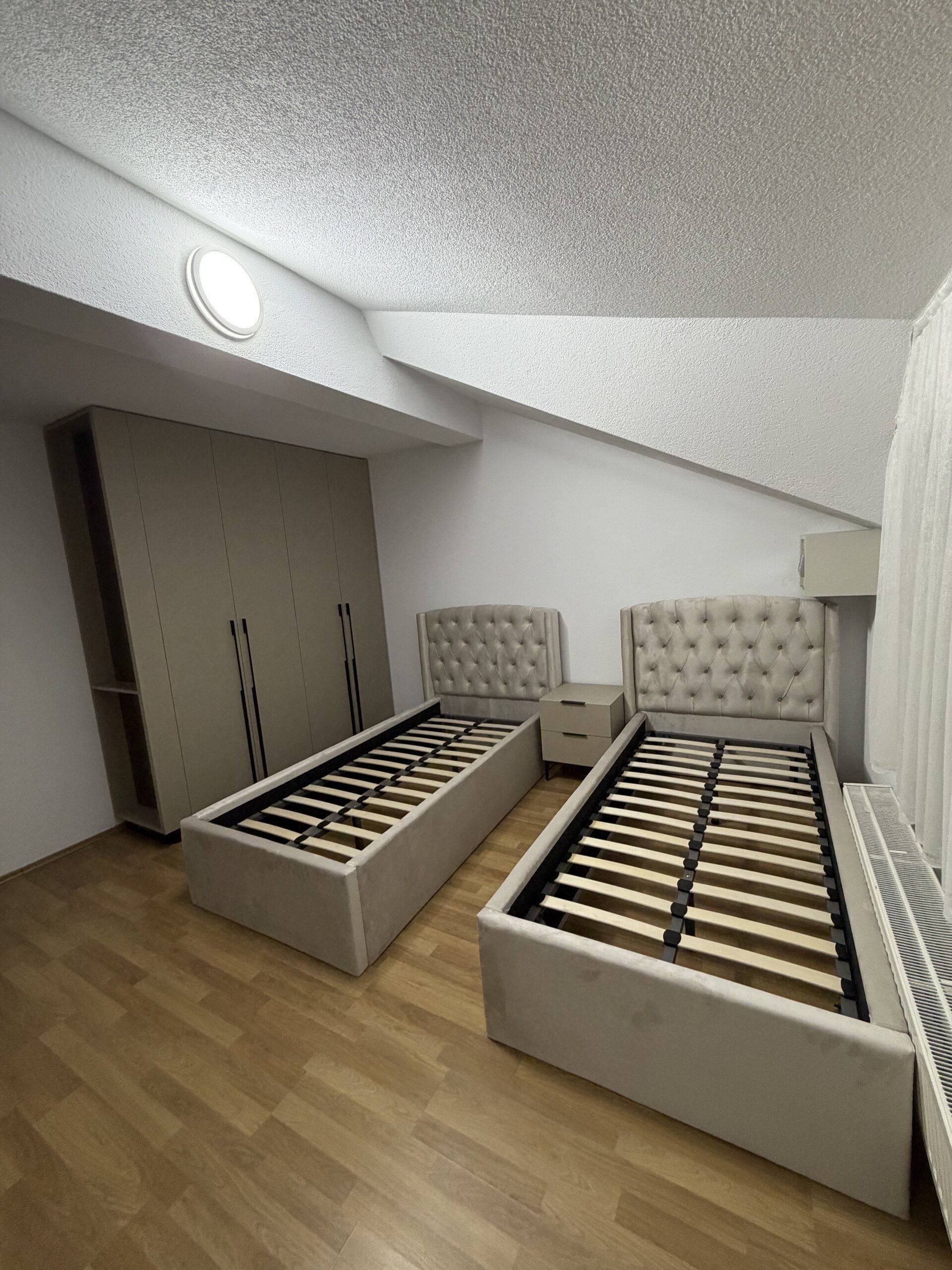 Montim krevatësh flat-pack në dhomë fëmijësh — Defrim-Design
