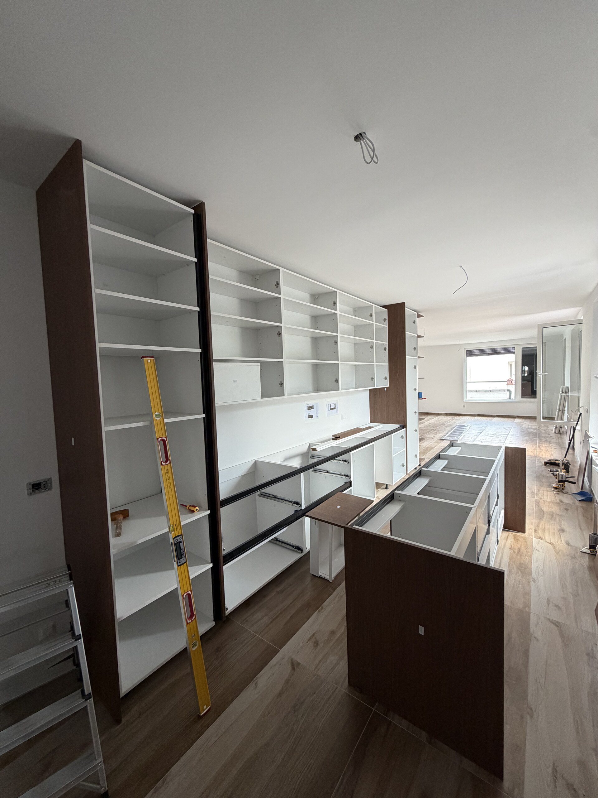 Montim mobiljesh flat-pack në proces — raft dhe bibliotekë