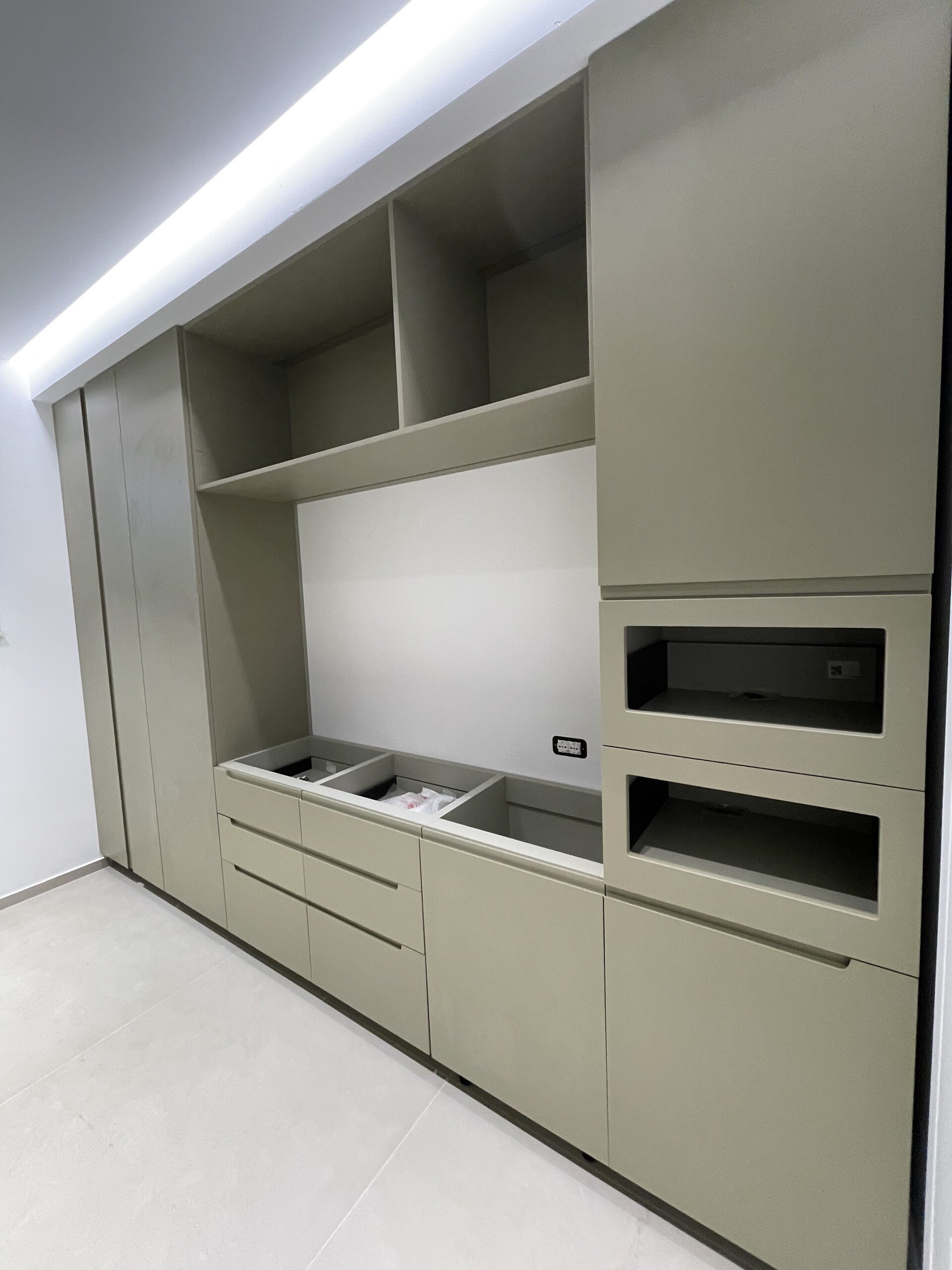 Mobilje dhome ndenjjeje të montuara me porosi — Defrim-Design