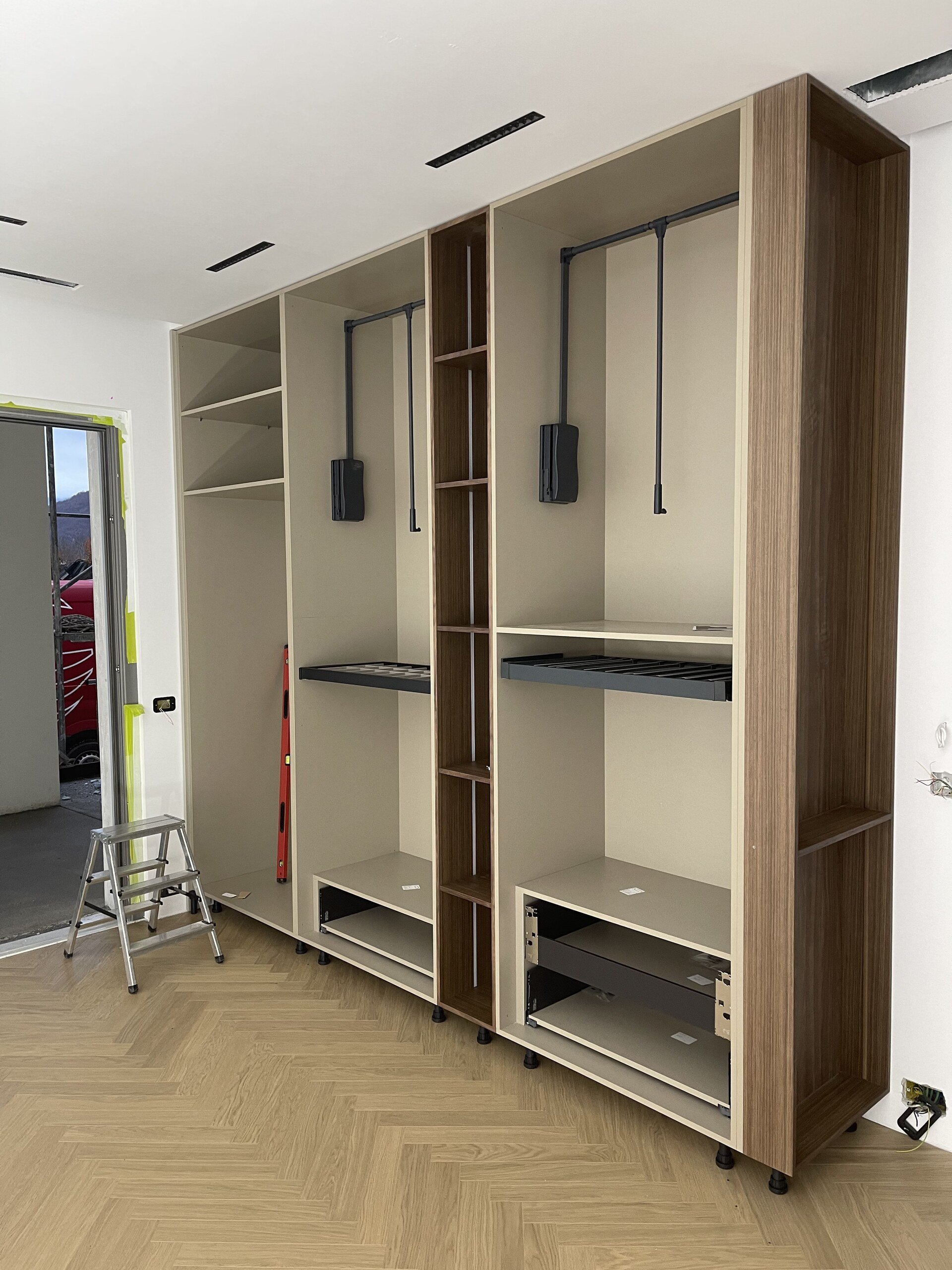 Korniza garderobash flat-pack gjatë montimit profesional